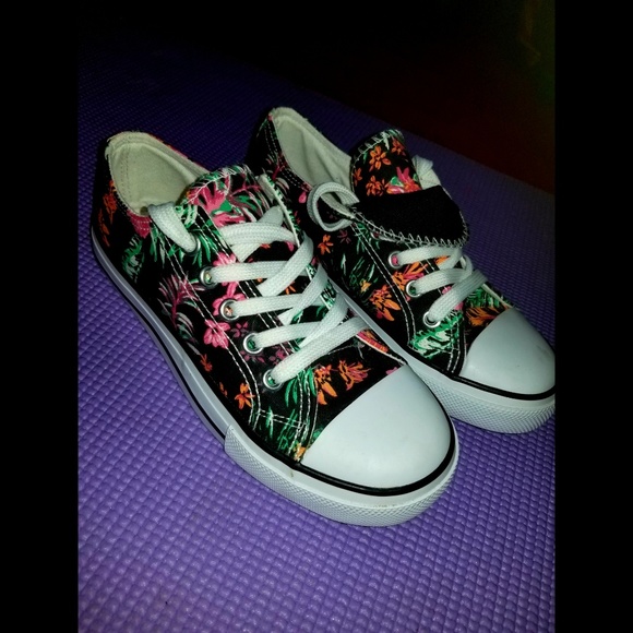 Converse low top shoes size 2 - Picture 2 of 8